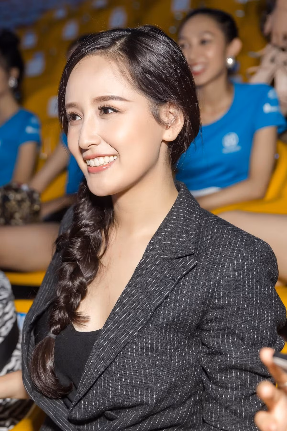 Cô thường xuyên chọn những thiết kế tôn dáng như váy bodycon, đầm cut-out hay crop top mix cùng quần cạp cao, khéo léo khoe vòng eo thon gọn cùng đôi chân dài nổi bật. Ảnh: FB Mai Phuong Thuy