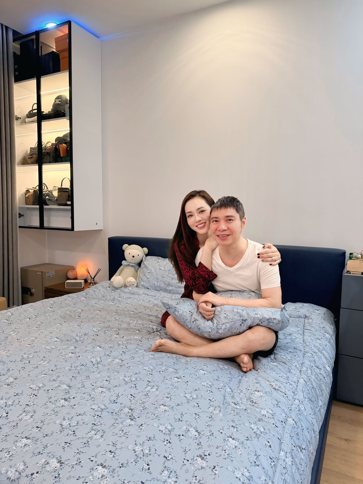 NSND Công Lý và bà xã Ngọc Hà khoe căn phòng ngủ ấm cúng. Ảnh: FB Ngọc Hà Lê