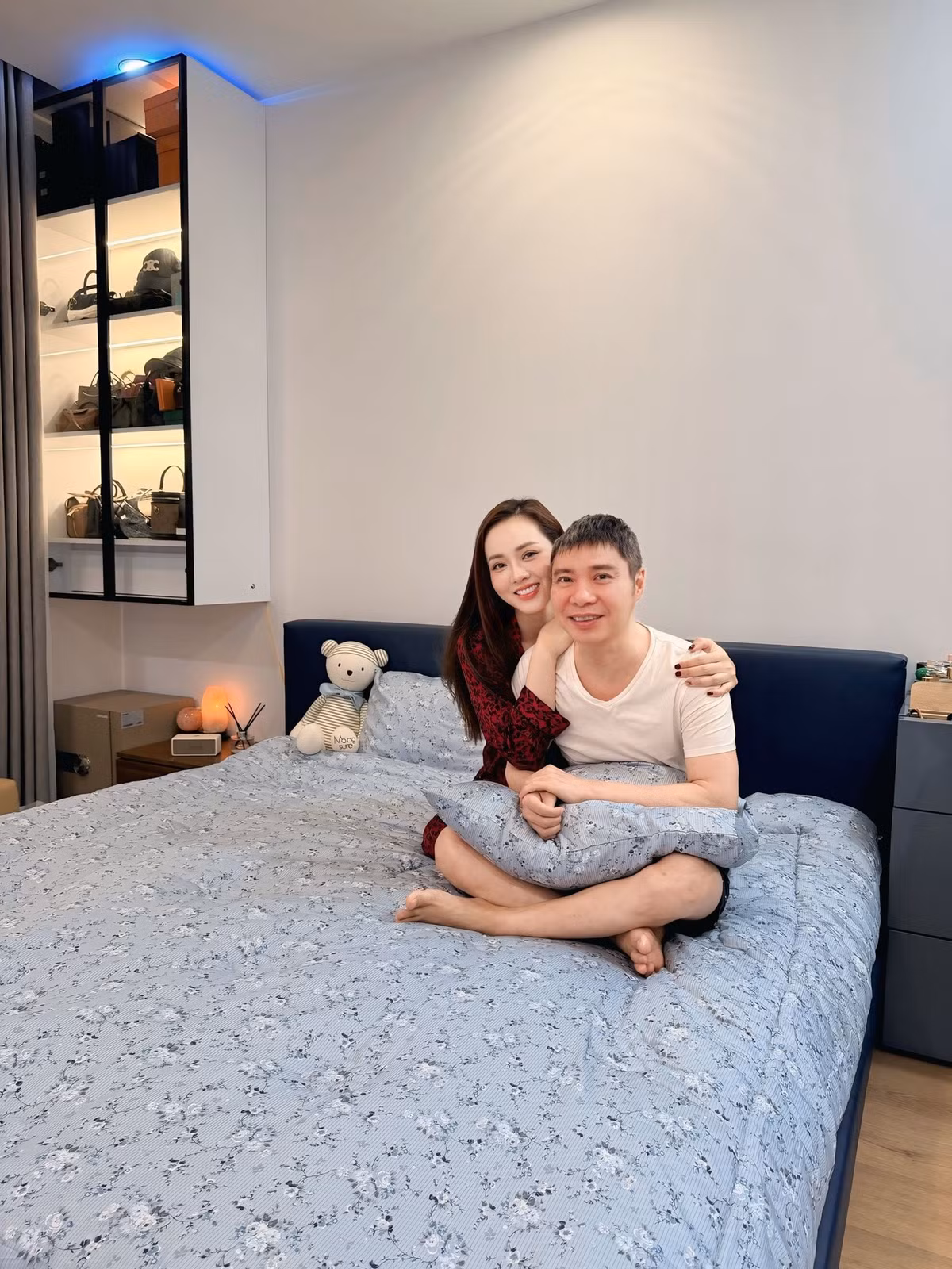 NSND Công Lý và bà xã Ngọc Hà khoe căn phòng ngủ ấm cúng. Ảnh: FB Ngọc Hà Lê