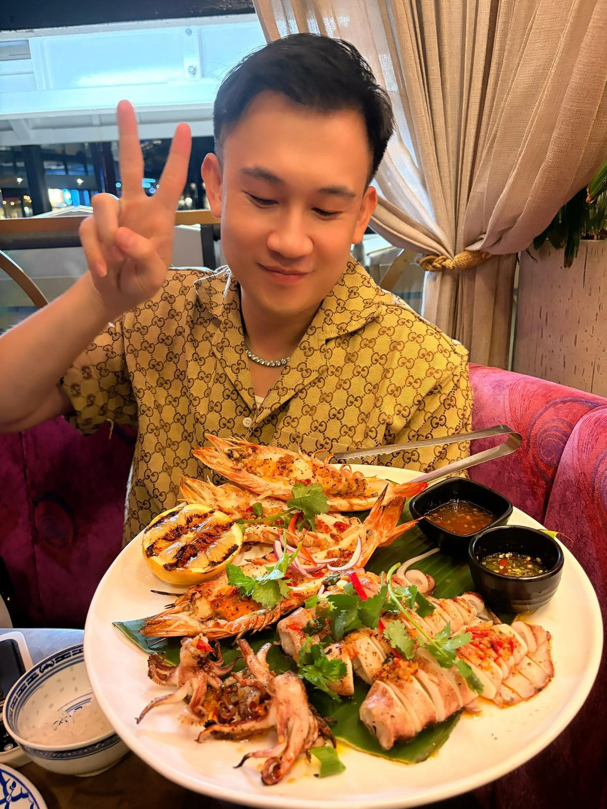 Ca sĩ Dương Triệu Vũ khoe đĩa thức ăn toàn hải sản. Ảnh: FB Dương Triệu Vũ