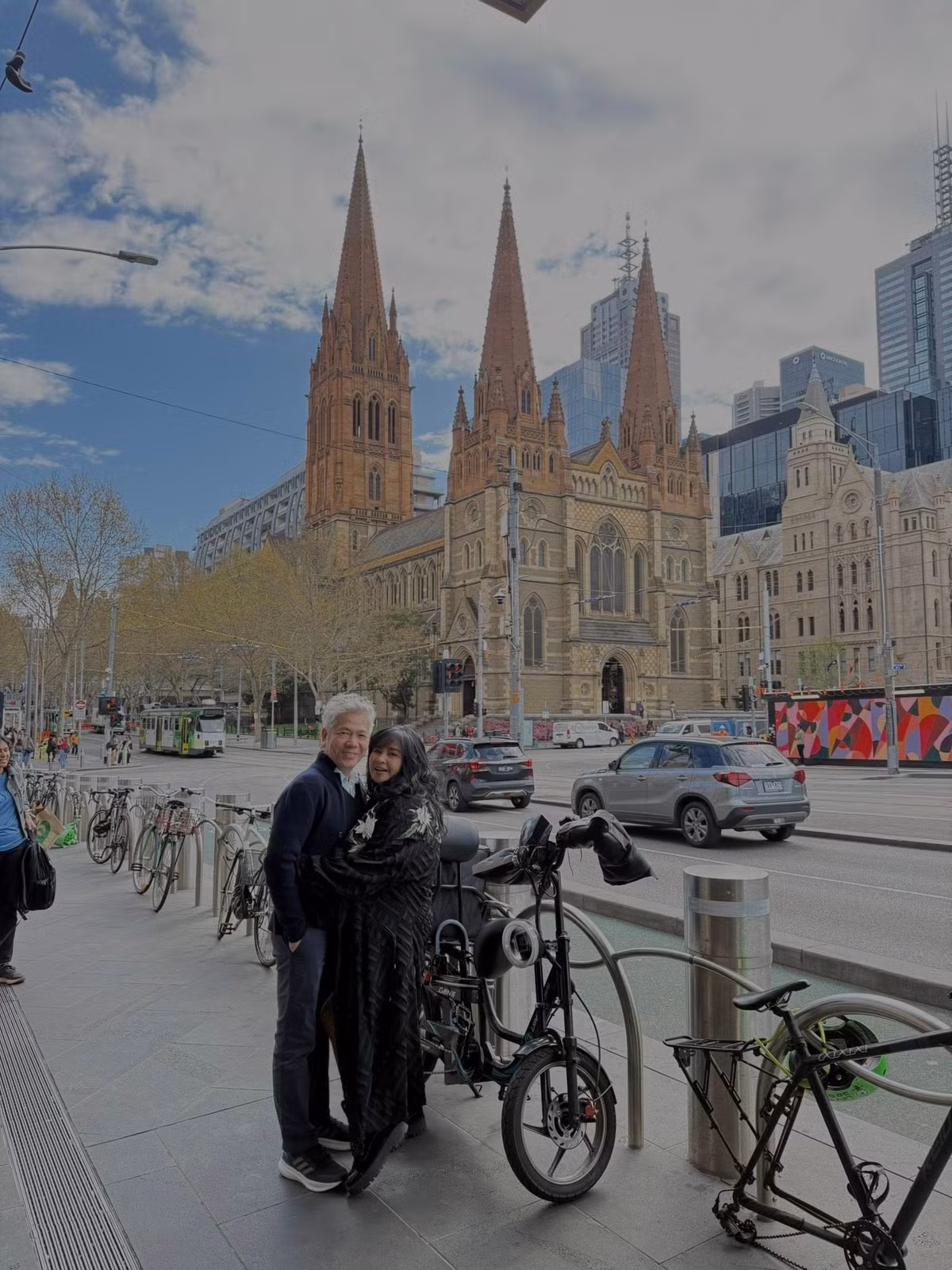 Diva Thanh Lam tình tứ, ngọt ngào bên ông xã bác sĩ Bùi Tiến Hùng.