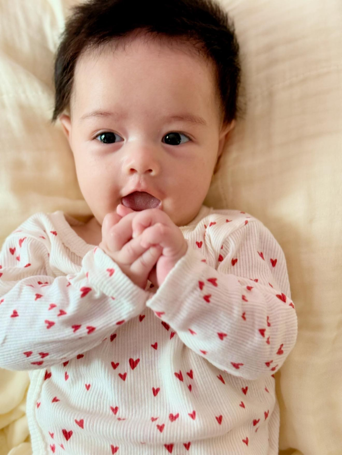 Con gái gần 4 tháng tuổi của Nhật Kim Anh được nhận xét có đôi mắt giống hệt mẹ. Ảnh: FB Nhật Kim Anh