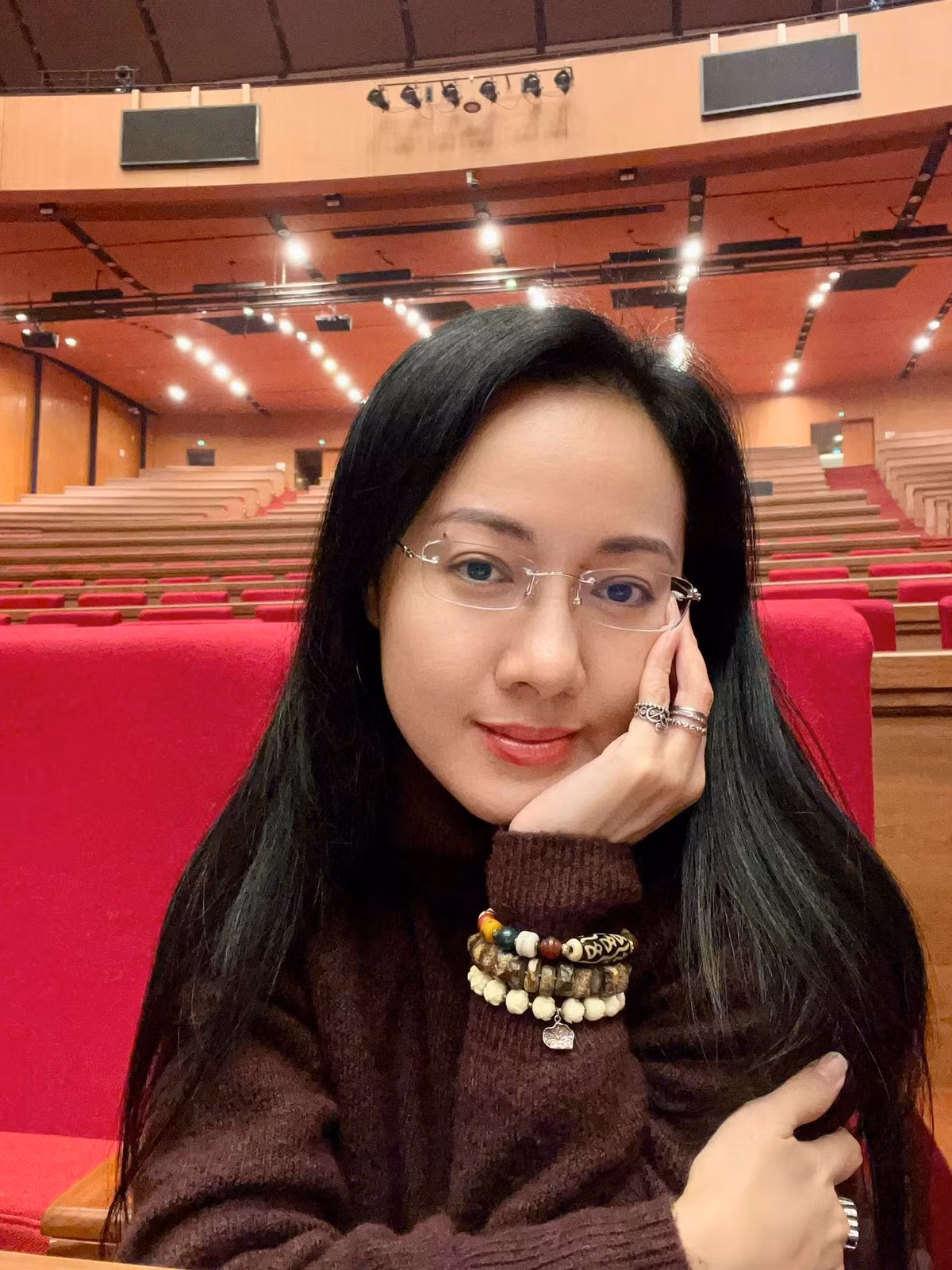 Ngoài đời, cô nhiều lần khiến khán giả trầm trồ vì vẻ đẹp sang trọng rất lôi cuốn.