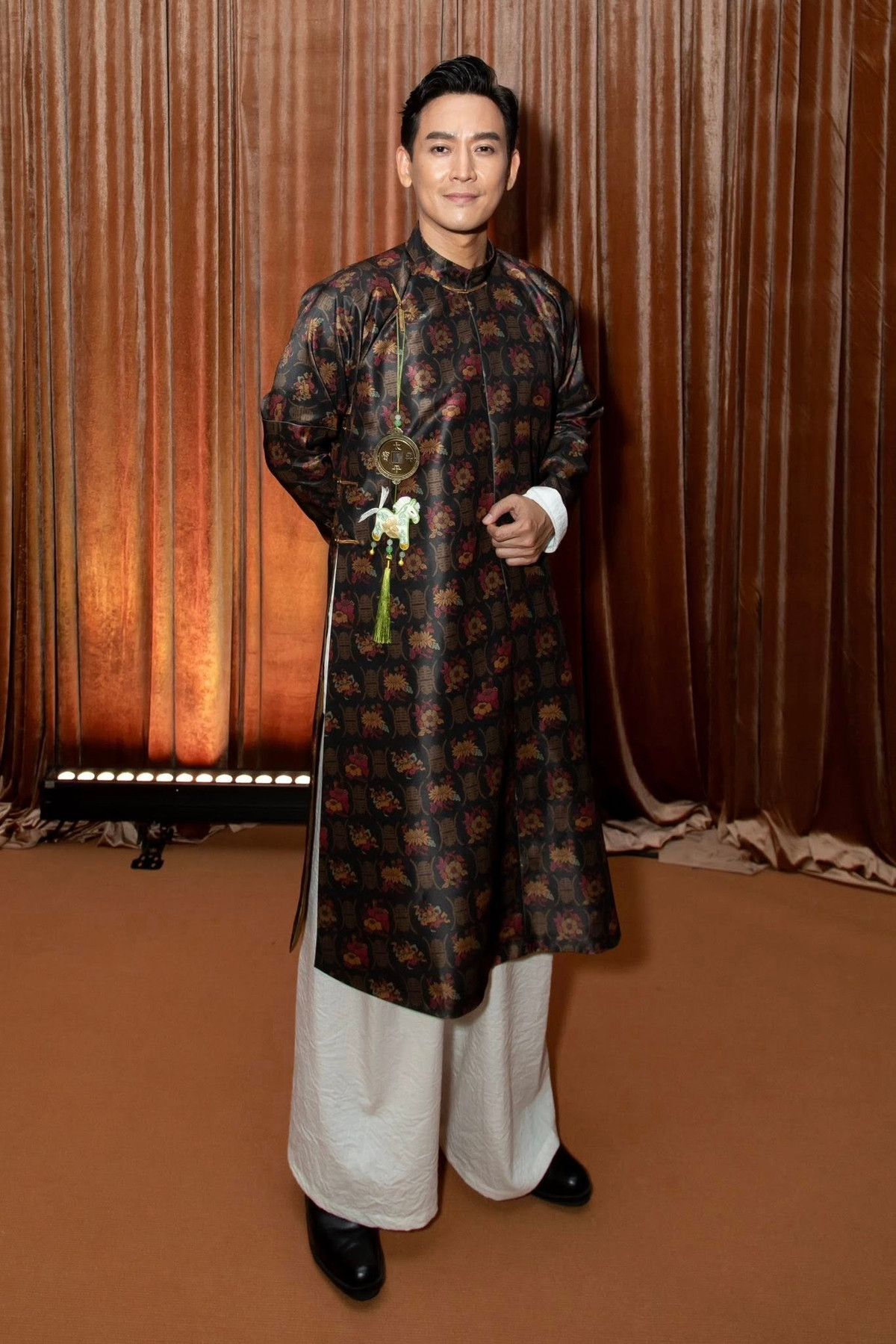 Diễn viên Hứa Vĩ Văn tự hào vì dự án "Mưa đỏ" góp mặt oanh tạc các giải thưởng trong năm qua. Ảnh: FB Hứa Vĩ Văn