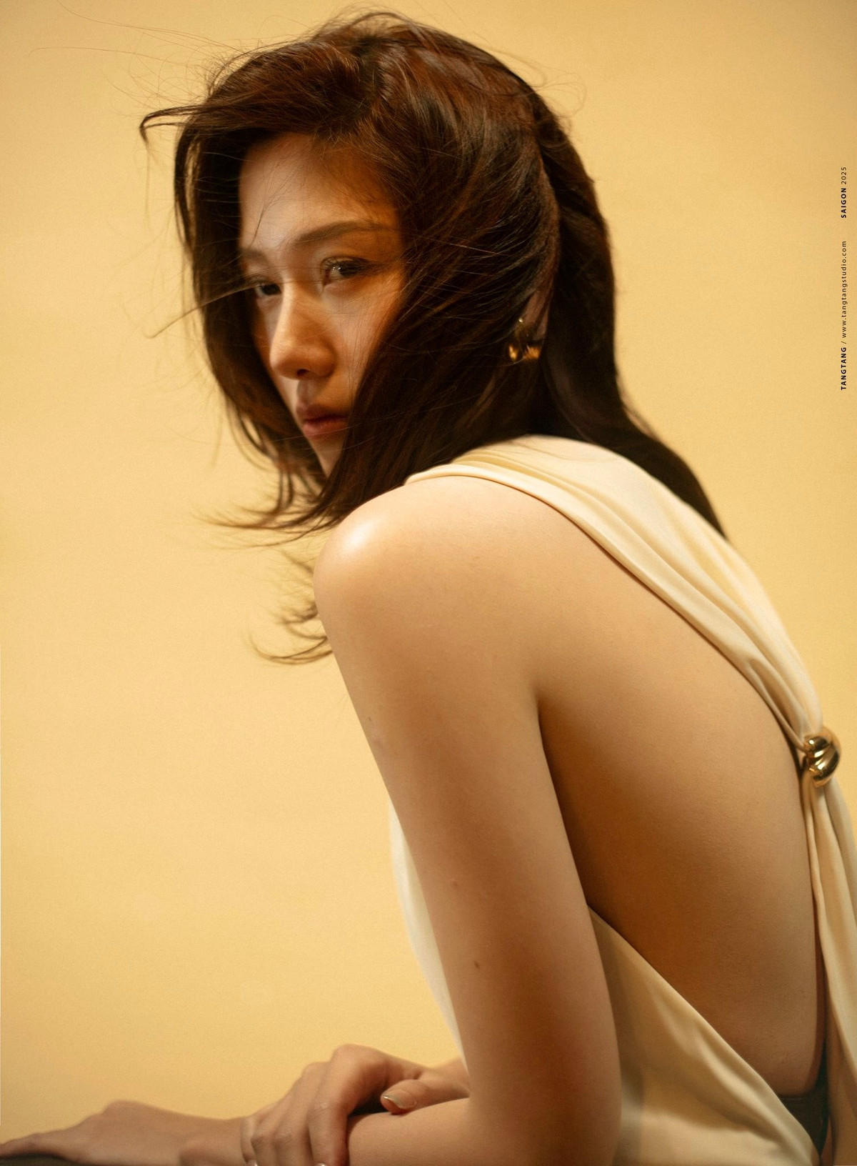 Trong bộ ảnh mới, Huỳnh Uyển Ân ghi điểm với tạo hình đơn giản nhưng ấn tượng. Cô diện chiếc áo cánh màu trắng có thiết kế hở toàn bộ phần sau, khoe trọn tấm lưng trần quyến rũ.