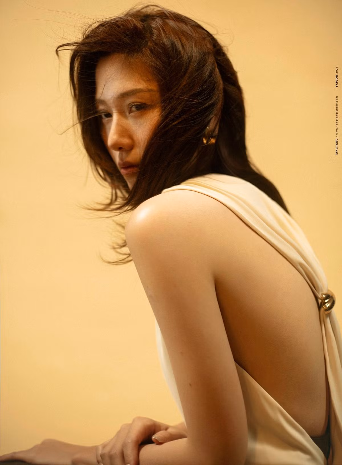 Trong bộ ảnh mới, Huỳnh Uyển Ân ghi điểm với tạo hình đơn giản nhưng ấn tượng. Cô diện chiếc áo cánh màu trắng có thiết kế hở toàn bộ phần sau, khoe trọn tấm lưng trần quyến rũ.