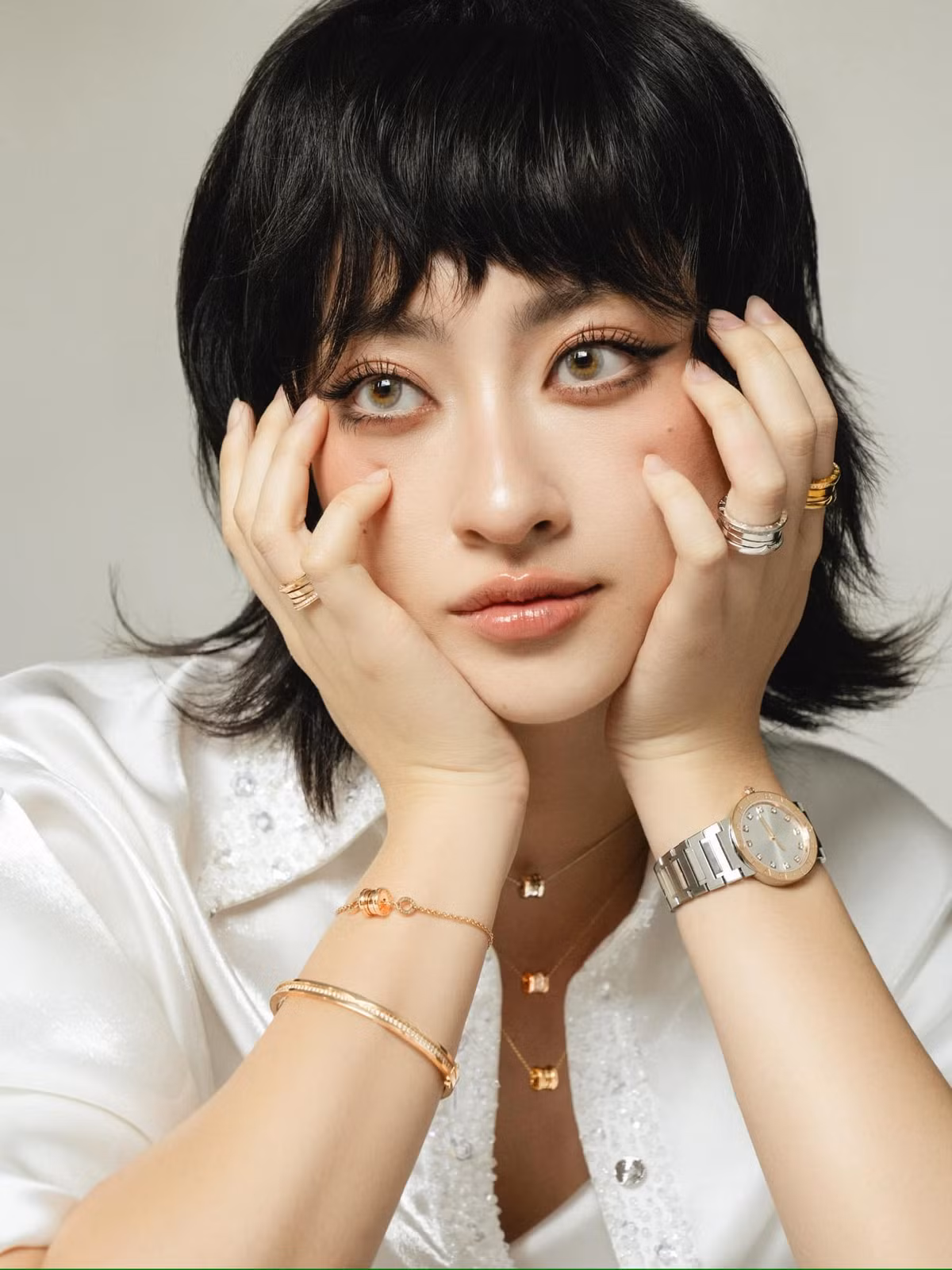 Hoa hậu Lương Thuỳ Linh khiến cộng đồng mạng "mắt tròn mắt dẹt" khi xuất hiện với diện mạo hoàn toàn khác lạ. Cô bất ngờ khoác lên mình phong cách cá tính với mái tóc ngắn và lối trang điểm đậm, sắc sảo. Ảnh: FB Lương Thùy Linh