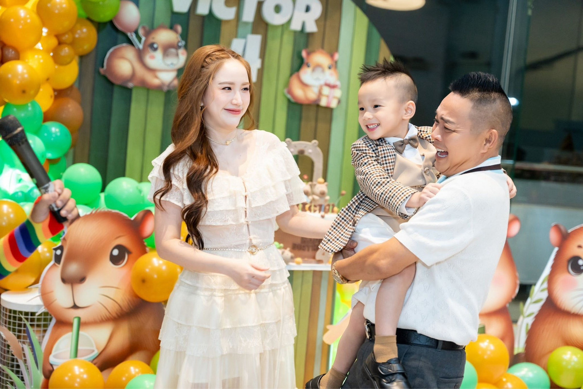 Vợ chồng Bảo Thy tổ chức sinh nhật cho con tại một nhà hàng. Ảnh: FB Bảo Thy