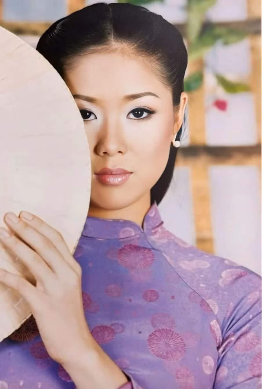 Trước đó, diễn viên Lê Phương cũng từng chia sẻ ảnh hiếm cách đây 20 năm. Cô diện áo dài màu tím mộng mơ, cầm nón lá che 1 nửa gương mặt. Nữ diễn viên trang điểm kỹ càng, để lộ ngũ quan gương mặt hài hòa, chân mày lá liễu dịu dàng. Ảnh: FB Lê Phương