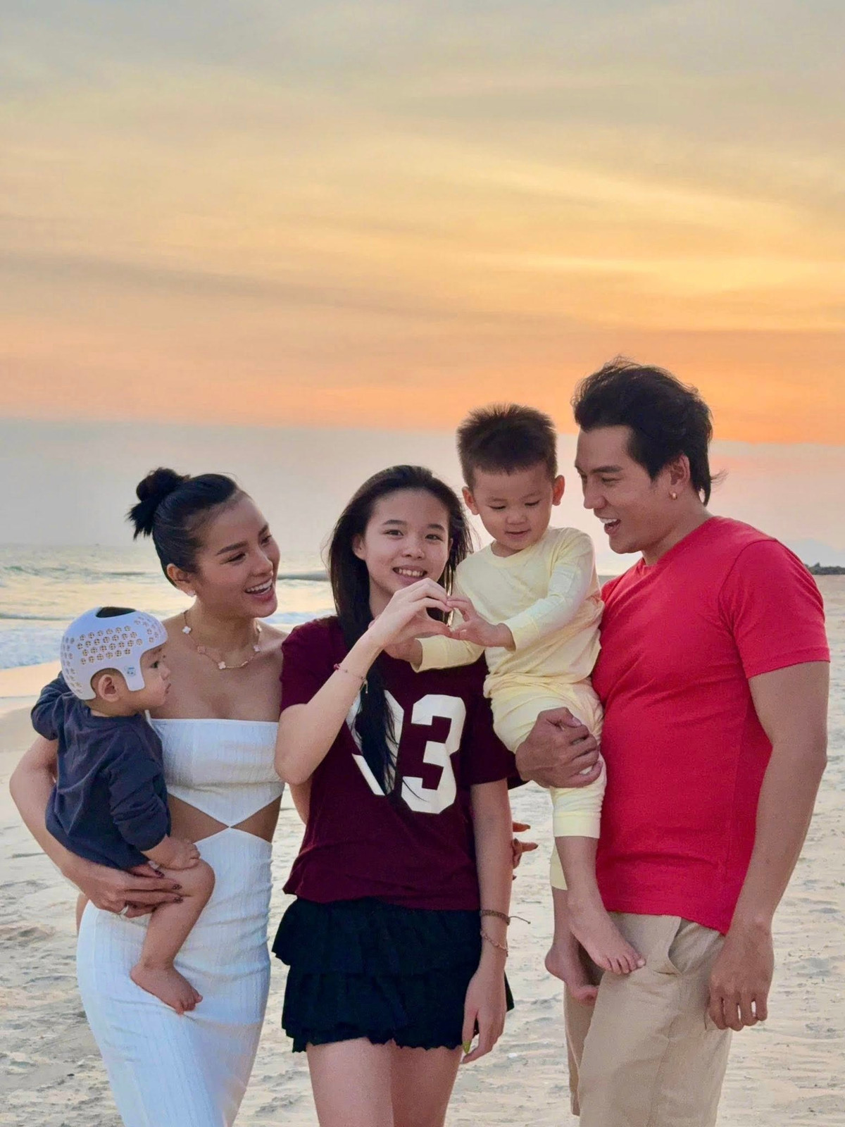 Điểm dễ nhận thấy trong phong cách của Phương Trinh Jolie là sự ưu ái dành cho những gam màu tối giản như đen, trắng, nude hay pastel dịu nhẹ. Chính sự tinh gọn này không chỉ mang đến cảm giác sang trọng mà còn làm nổi bật vóc dáng săn chắc và thần thái quyến rũ rất riêng của cô.