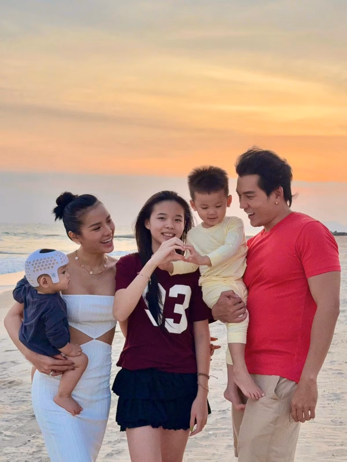 Điểm dễ nhận thấy trong phong cách của Phương Trinh Jolie là sự ưu ái dành cho những gam màu tối giản như đen, trắng, nude hay pastel dịu nhẹ. Chính sự tinh gọn này không chỉ mang đến cảm giác sang trọng mà còn làm nổi bật vóc dáng săn chắc và thần thái quyến rũ rất riêng của cô.