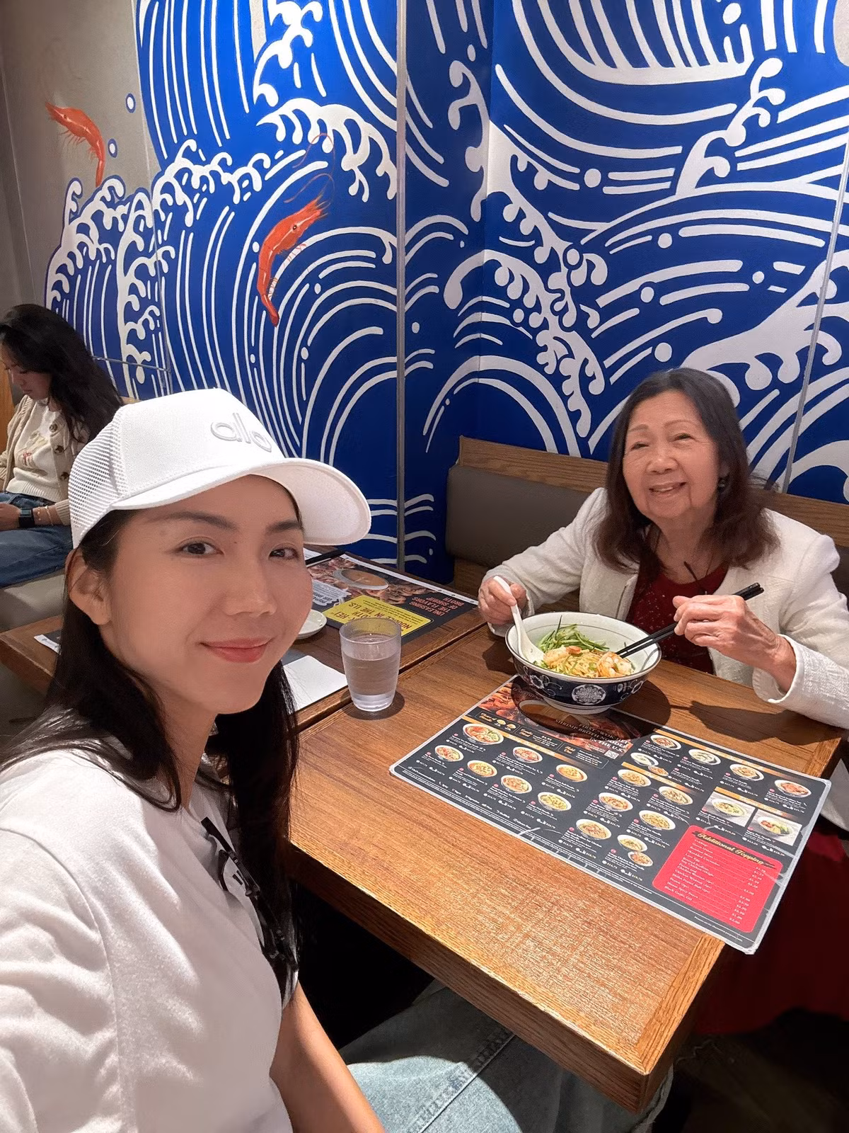 Ngọc Quyên đưa mẹ đi thưởng thức món mì Nhật ở một nhà hàng tại Mỹ. Ảnh: FB Ngoc Quyen