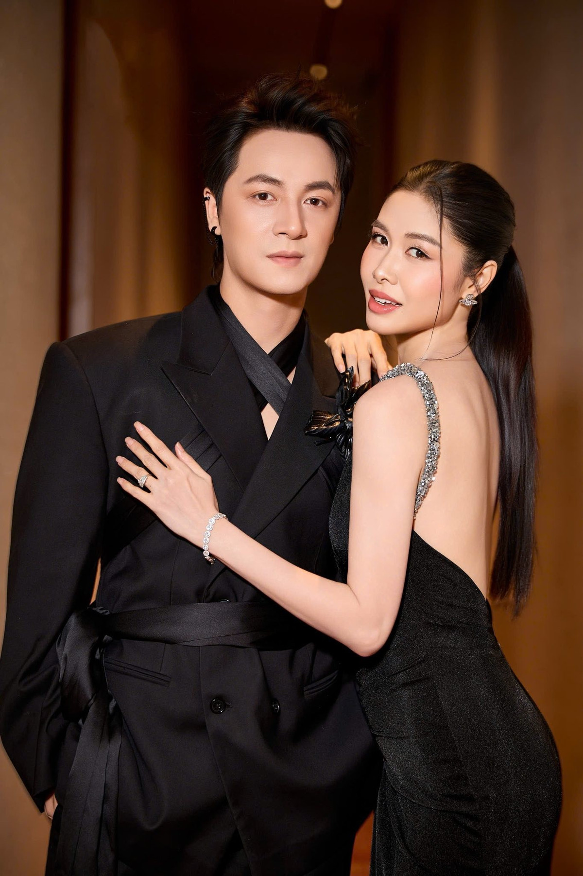 Tin tức sao Việt 19/12: Vợ chồng ca sĩ Đăng Khôi cùng diện trang phục tone đen huyền bí dự sự kiện. Ảnh: FB Dang Khoi Nguyen