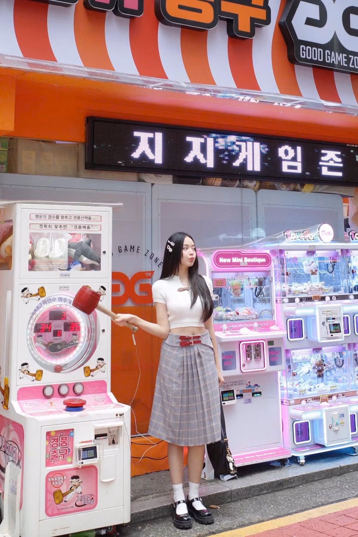 Trong một set đồ dạo phố, Thanh Thuỷ lựa chọn áo len ôm dáng kết hợp cùng chân váy caro xếp ly dáng midi.