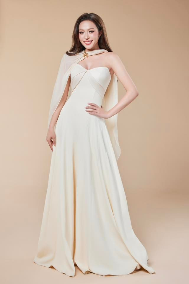 Hoa hậu Kiều Duy diện trang phục váy trắng thướt tha trong ngày thứ hai thi Miss International 2025. Ảnh: FB Nguyễn Ngọc Kiều Duy