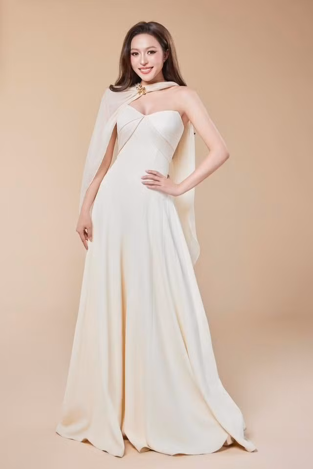 Hoa hậu Kiều Duy diện trang phục váy trắng thướt tha trong ngày thứ hai thi Miss International 2025. Ảnh: FB Nguyễn Ngọc Kiều Duy