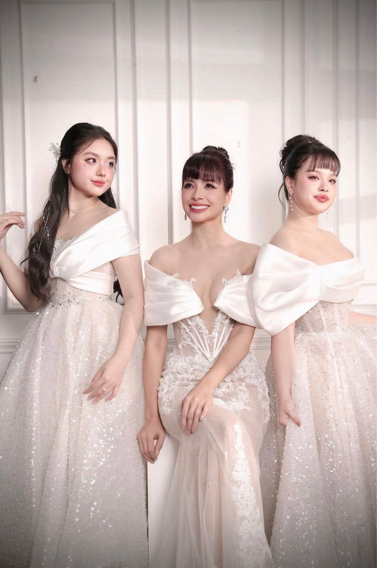 Nếu Thúy Hạnh vẫn giữ vững phong độ của một siêu mẫu đình đám với thần thái cuốn hút, thì hai con gái Suli và Suti lại khiến nhiều người bất ngờ bởi sự trưởng thành rõ nét.