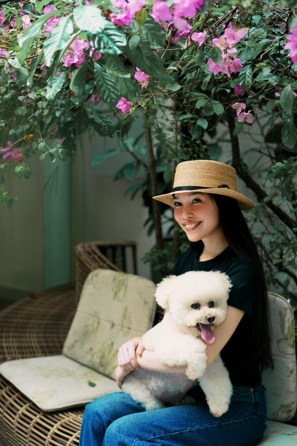 Không son phấn cầu kỳ, nữ ca sĩ tự tin khoe gương mặt mộc khi ngồi dưới tán hoa giấy rực rỡ, bên cạnh cún cưng đáng yêu.