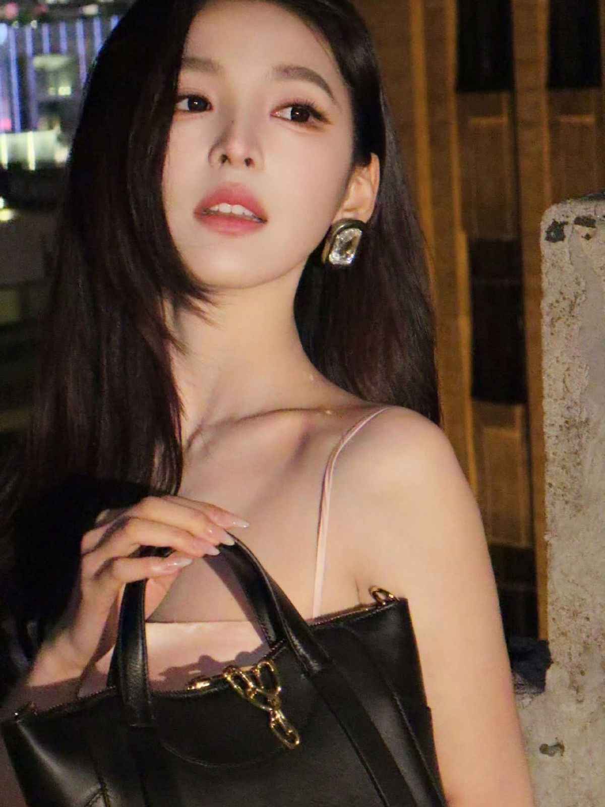 Đáng nói, ngay cả trong những hình ảnh chưa qua chỉnh sửa, nhan sắc của cô vẫn được khen ngợi ngút ngàn, đủ sức khiến cộng đồng mạng “hoá điên” và chia sẻ chóng mặt.