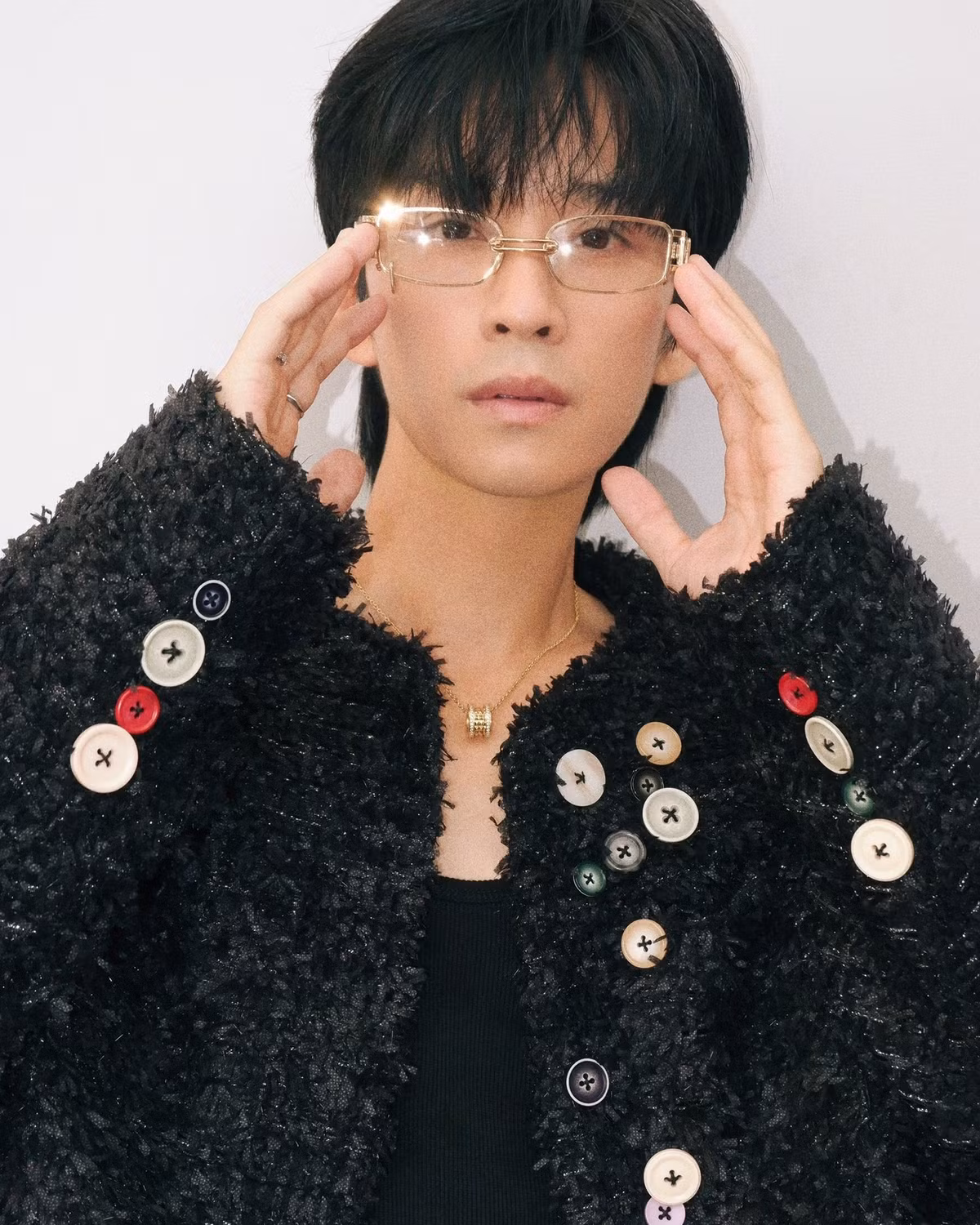 Diễn viên Trần Nghĩa cá tính khi mặc áo có thiết kế độc đáo. Ảnh: FB Trần Nghĩa