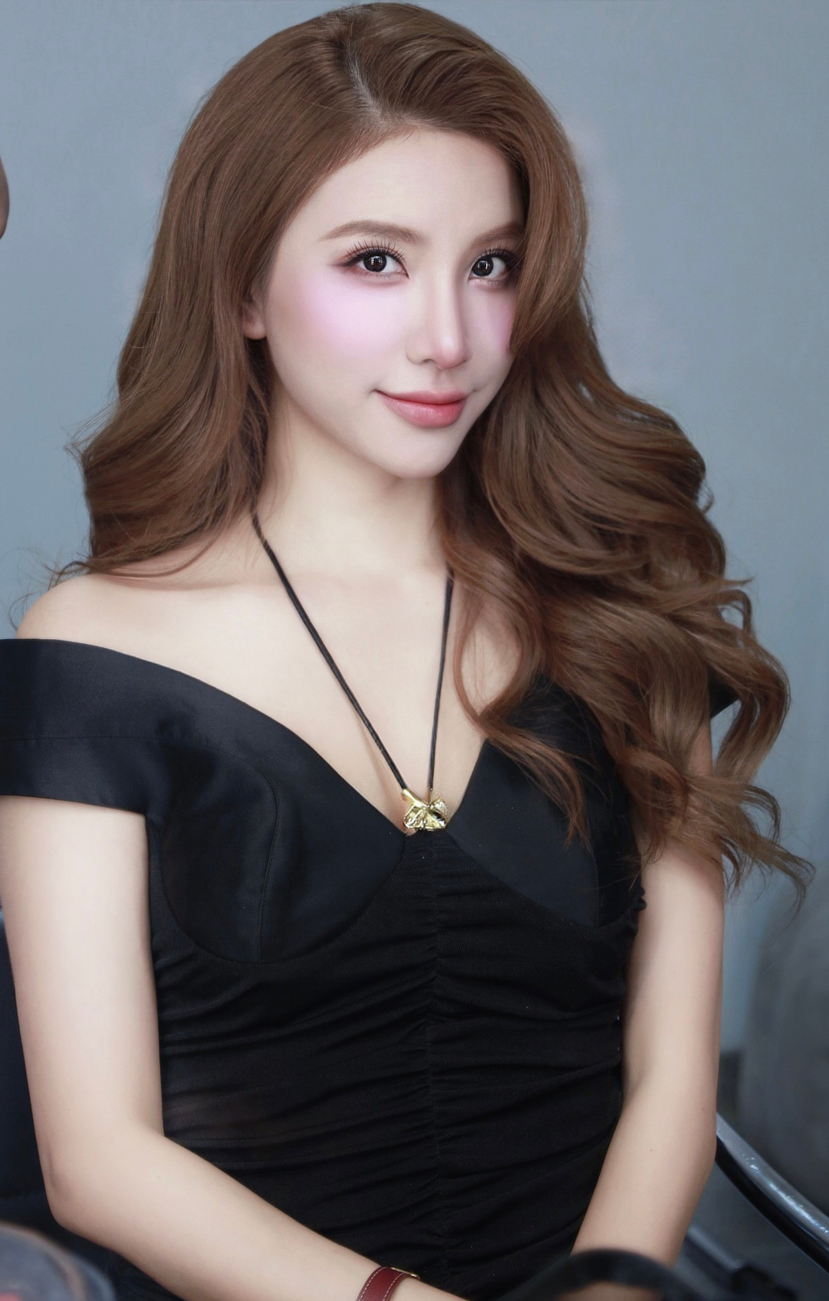 Hạnh Sino xinh đẹp với kiểu tóc xoăn buông lơi tự nhiên. Ảnh: FB Hạnh Sino