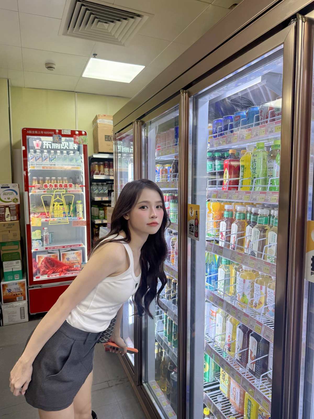 Cô diện áo khoác jean có chi tiết cổ áo và tay áo đính lông trắng, tạo điểm nhấn cá tính và trẻ trung.