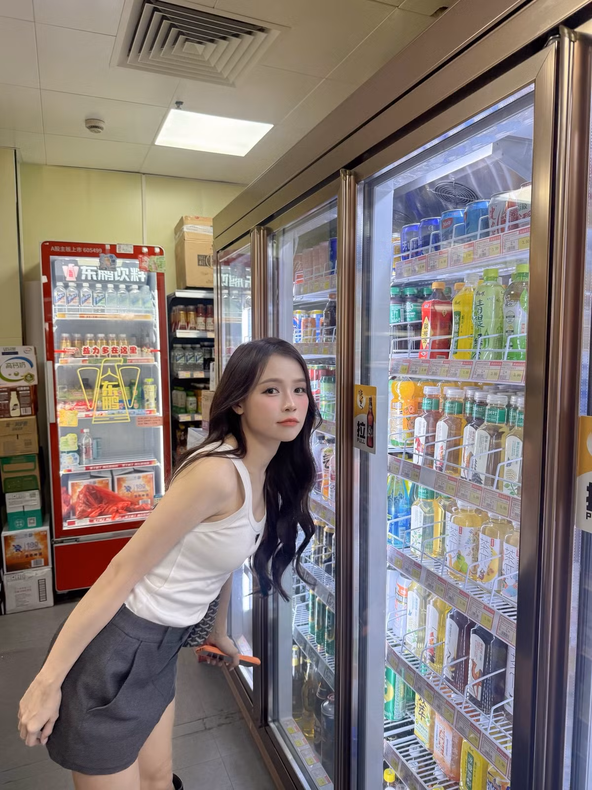 Cô diện áo khoác jean có chi tiết cổ áo và tay áo đính lông trắng, tạo điểm nhấn cá tính và trẻ trung.