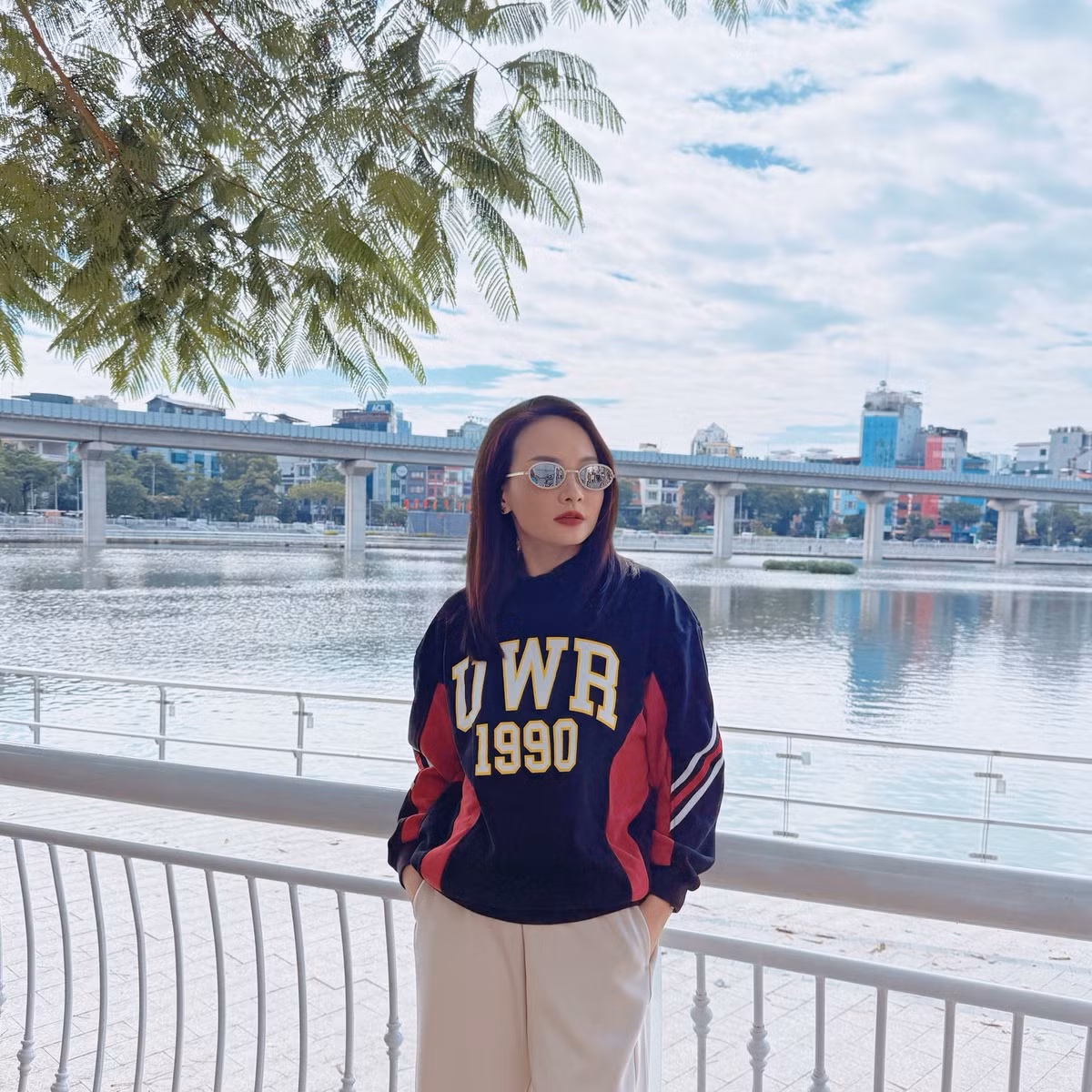 Diễn viên Bảo Thanh diện phong cách năng động dạo phố ngày đông. Ảnh: FB Bảo Thanh