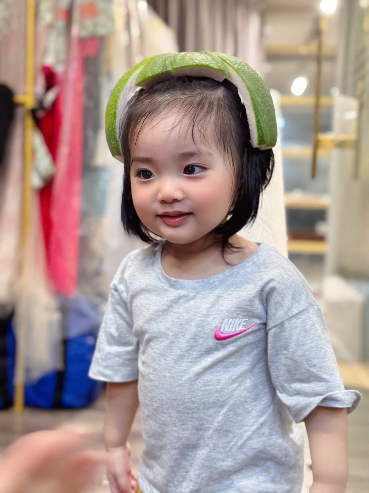 Phan Hiển khoe mũ bảo hiểm độc lạ bằng vỏ bưởi của ái nữ út. Ảnh: FB Nguyễn Đoàn Phan Hiển