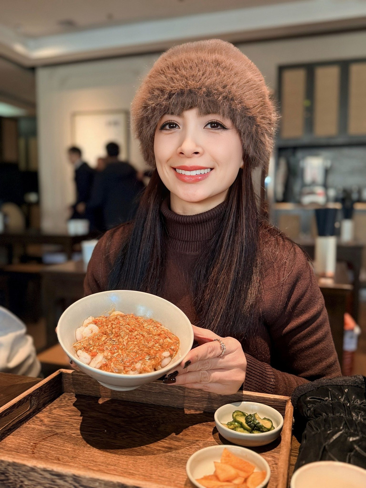 Cựu mẫu Thuý Hằng thưởng thức ẩm thực khi đến Thượng Hải. Ảnh: FB Bui Thuy Hang