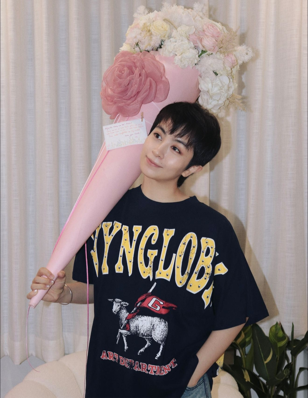 Xoài Non khoe được Gil Lê tặng bó hoa khổng lồ. Ảnh: FB Phạm Trang