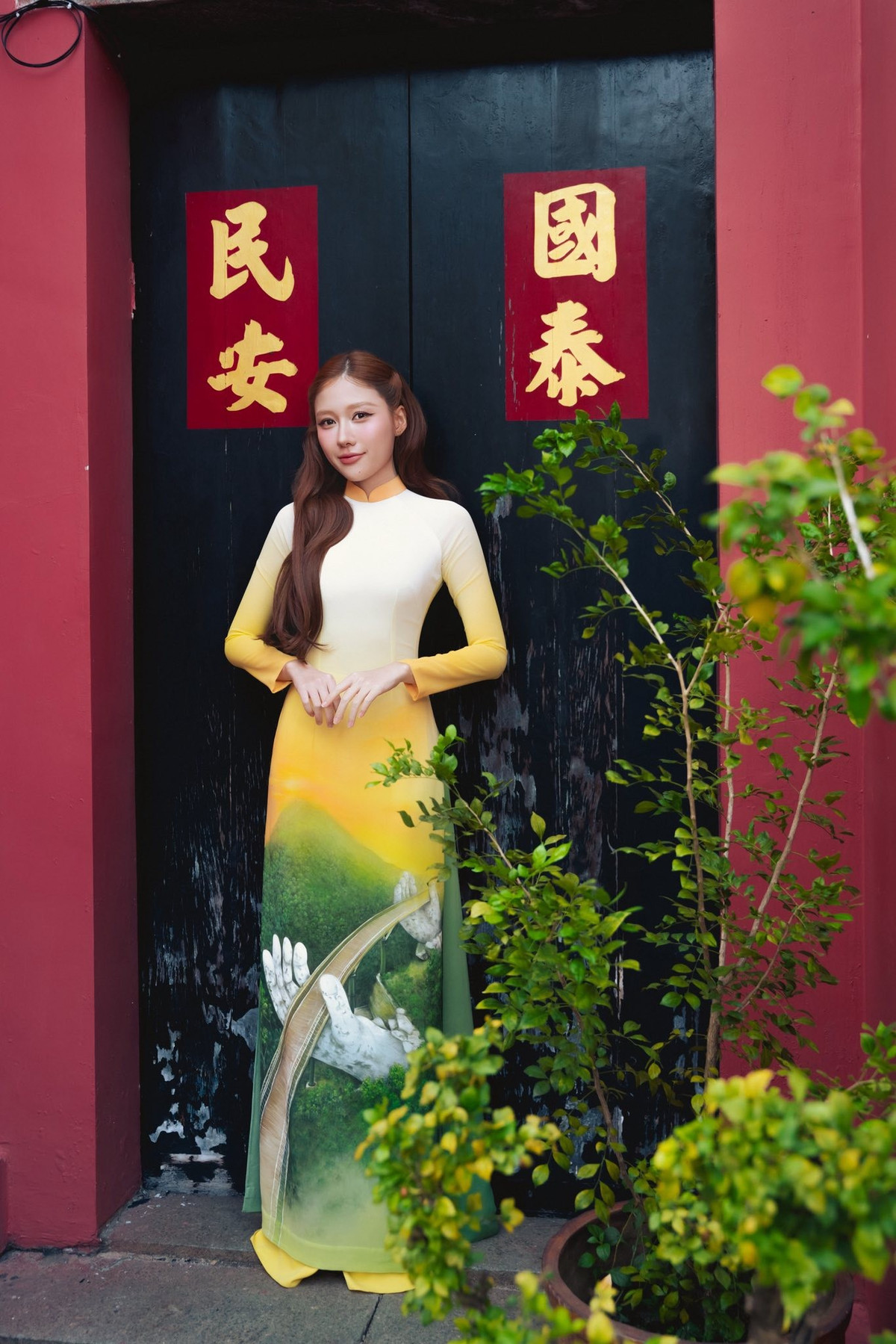 Cô không ngại thử sức với nhiều phong cách thời trang khác nhau.