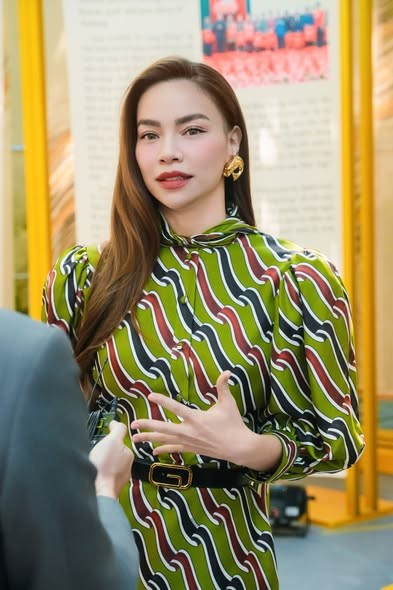 Ca sĩ Hồ Ngọc Hà vinh dự làm giám khảo Giải thưởng Hành động vì Cộng đồng -Human Act Prize 2025, đồng thời trao 500 triệu đồng ủng hộ đồng bào vùng bão lũ như đã hứa với khán giả. Ảnh: FB Ho Ngoc Ha