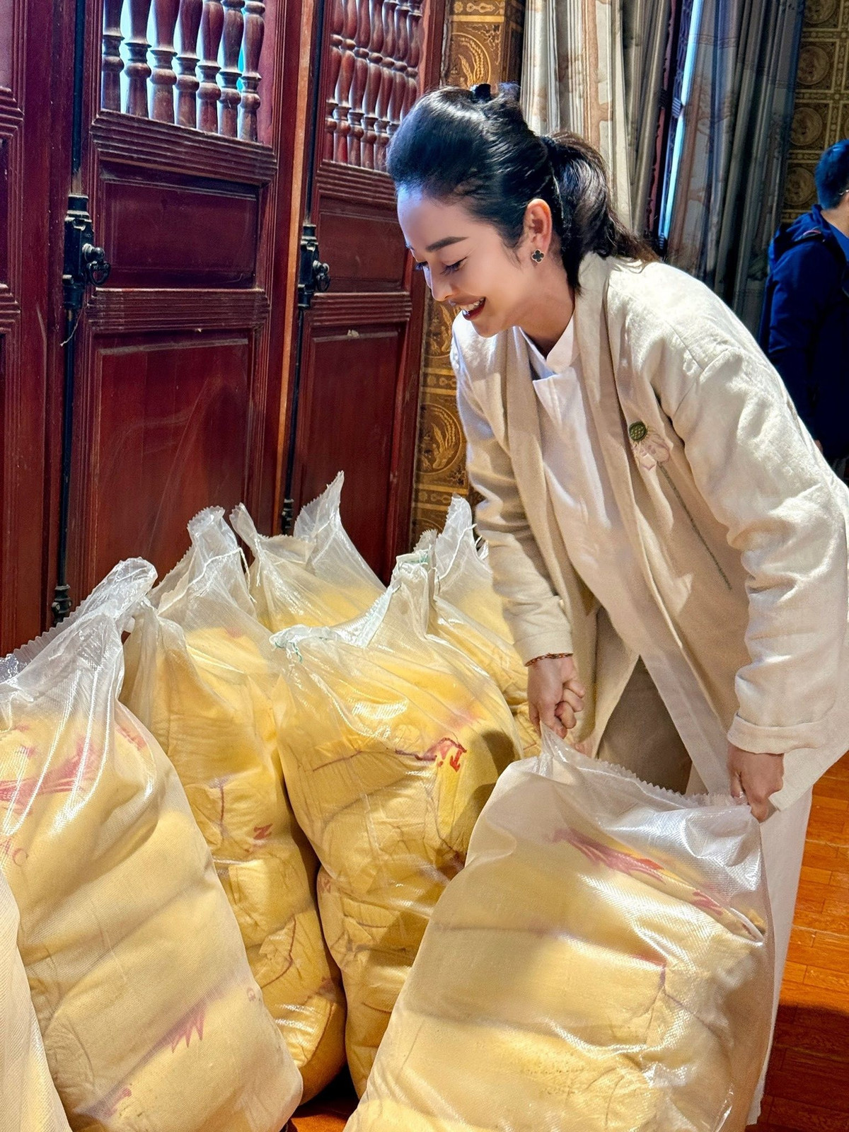 Hoa hậu Jennifer Phạm rạng rỡ trong chuyến từ thiện kéo dài 12 tiếng. Ảnh: FB Jennifer Pham