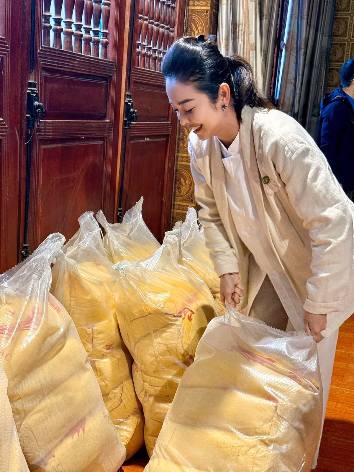 Hoa hậu Jennifer Phạm rạng rỡ trong chuyến từ thiện kéo dài 12 tiếng. Ảnh: FB Jennifer Pham