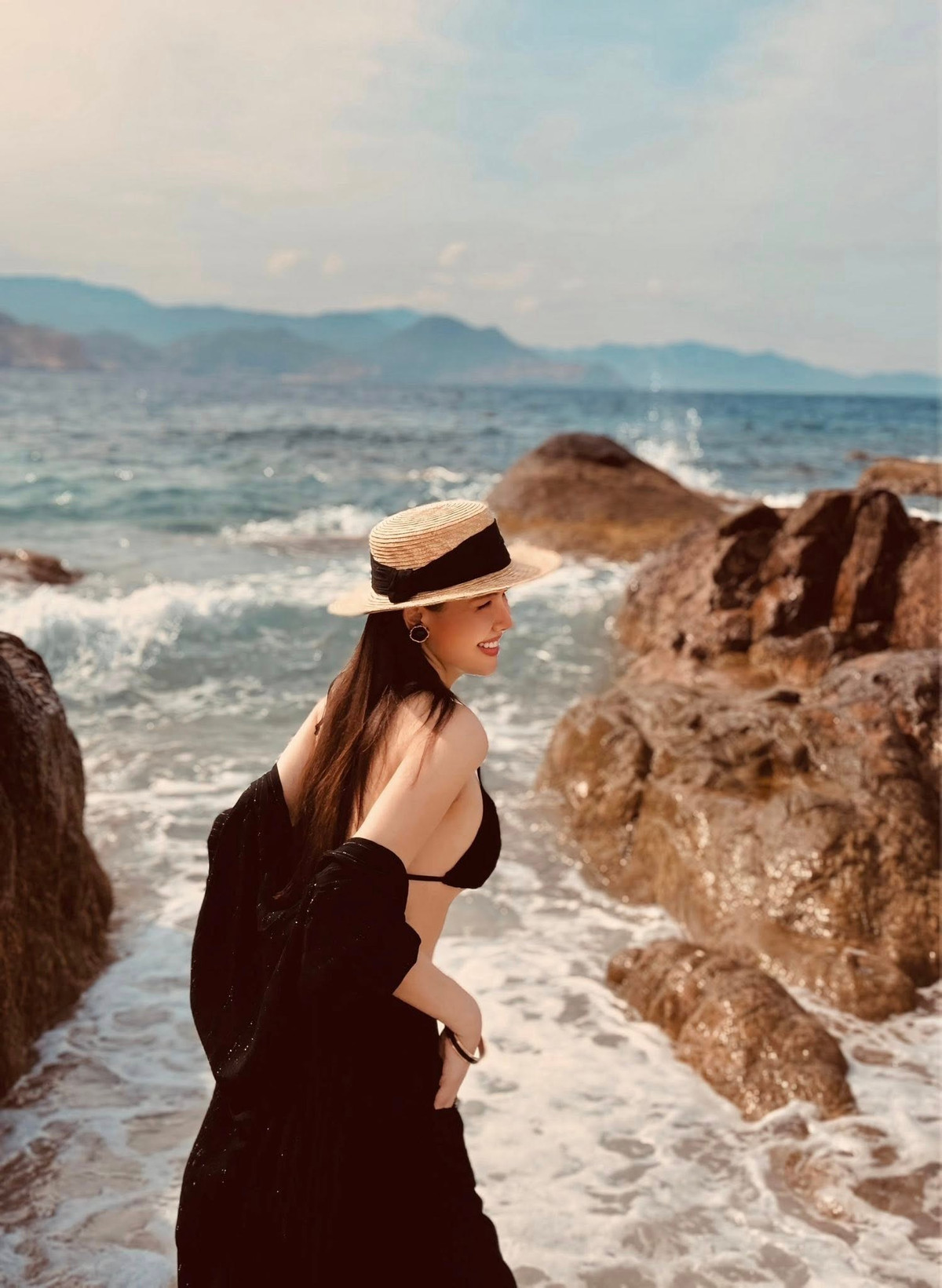 Nữ diễn viên lựa chọn bộ bikini màu đen tối giản nhưng tinh tế, kết hợp cùng chiếc quần dài đồng màu, tạo nên tổng thể gợi cảm. Ảnh: FB Phương Anh Lê