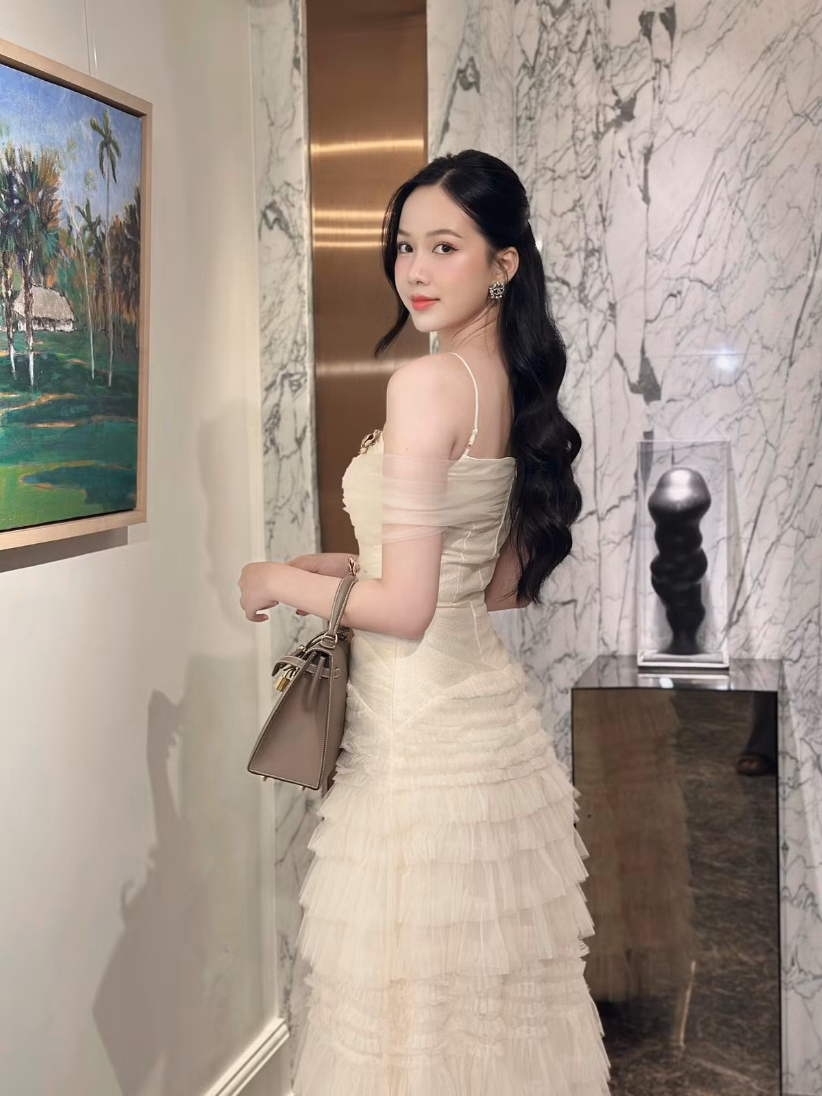 Cô từng tiết lộ rằng chồng là người làm kinh doanh bình thường, không thích xuất hiện trước truyền thông và luôn là người ủng hộ, đưa ra nhiều lời khuyên hữu ích cho cô trong công việc và cuộc sống.