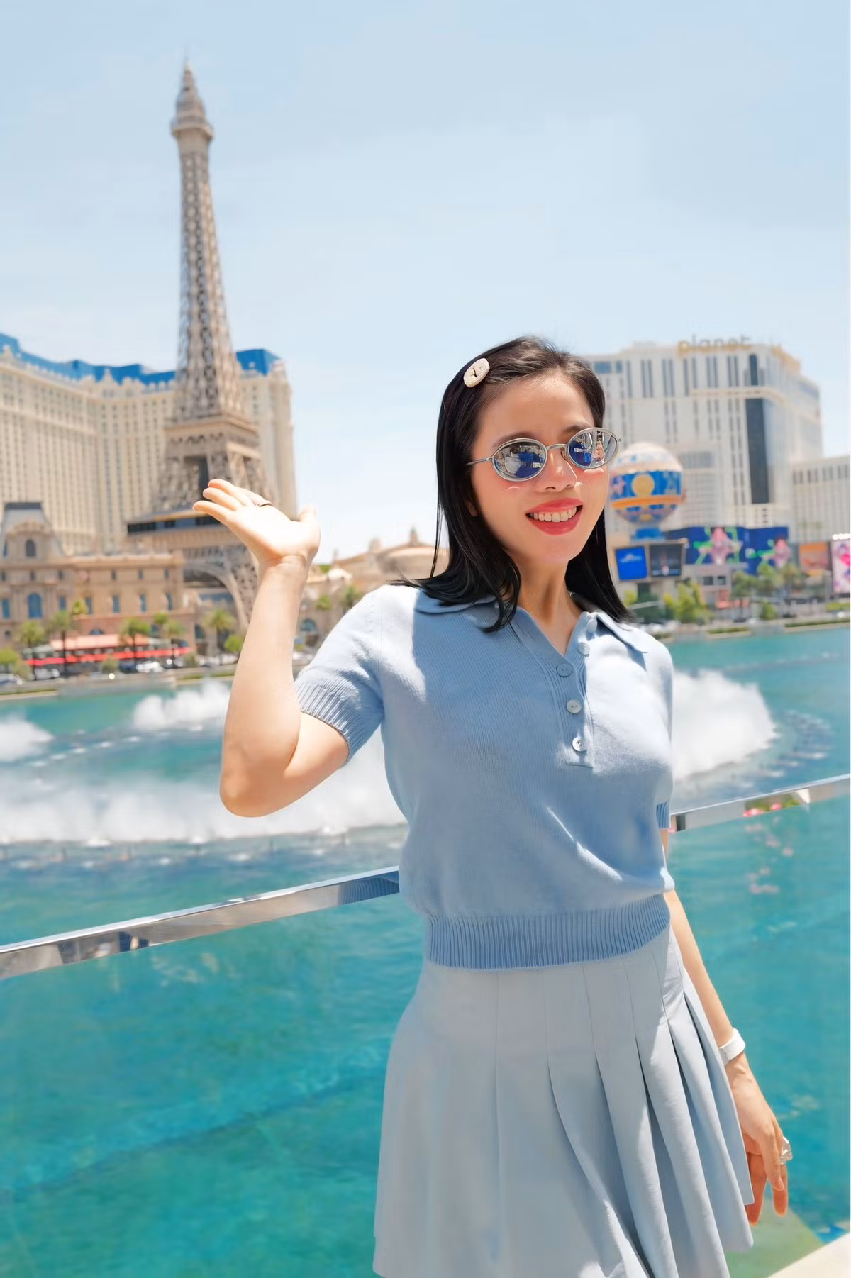 Mới đây, Lệ Quyên đăng tải loạt ảnh ghi lại khoảnh khắc dạo chơi ở trời Tây. Trong set trang phục gồm áo và chân váy ngắn màu xanh da trời, nữ ca sĩ toát lên vẻ năng động và tràn đầy sức sống.