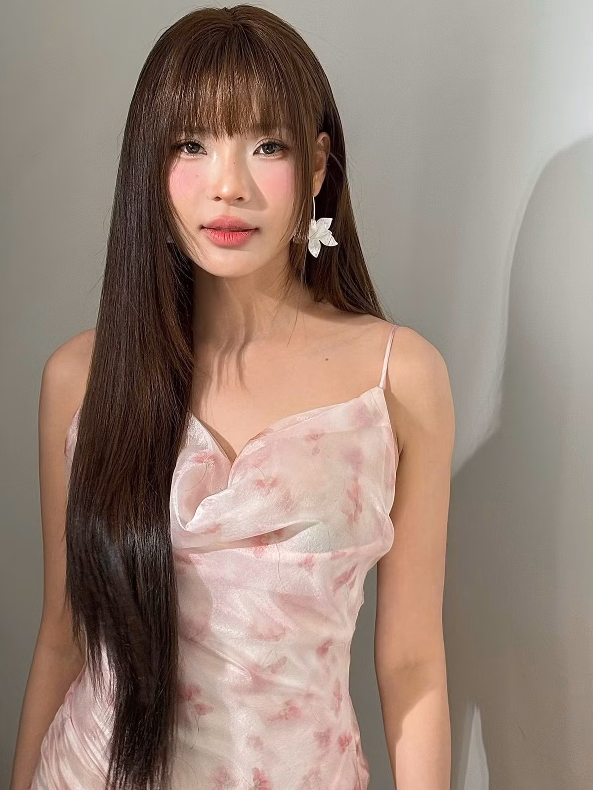 Lối make up này không chỉ giúp gương mặt thêm rạng rỡ mà còn khiến nữ diễn viên trông như “hack tuổi” ngoạn mục.