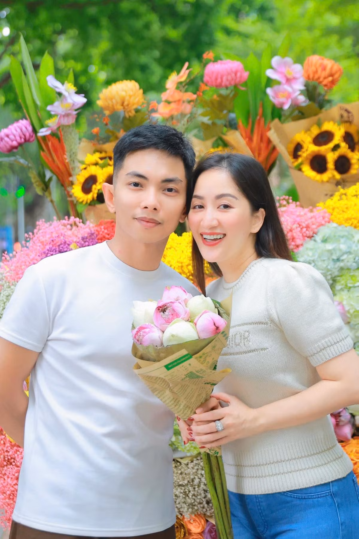 Gương mặt trẻ trung, làn da căng mịn và nụ cười hiền hậu giúp cô trông trẻ hơn tuổi thật.