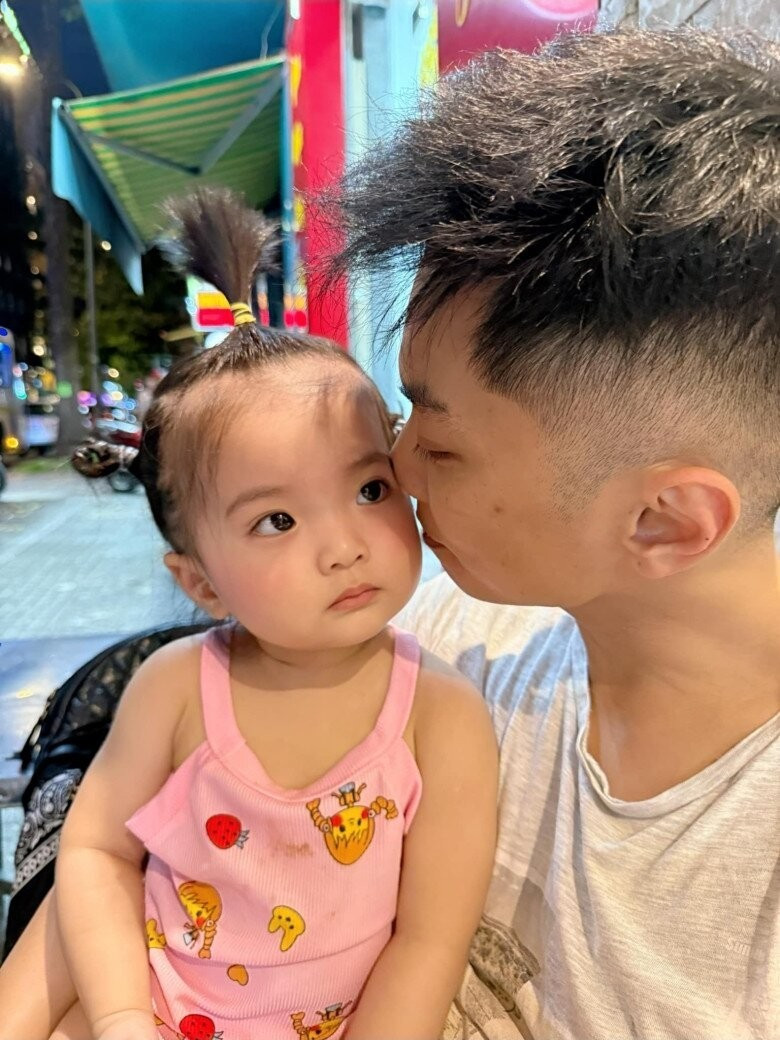 Vẻ ngoài như búp bê của cô bé Lisa khiến dân mạng thích thú. Ảnh: FB Nguyen Khanh Thi