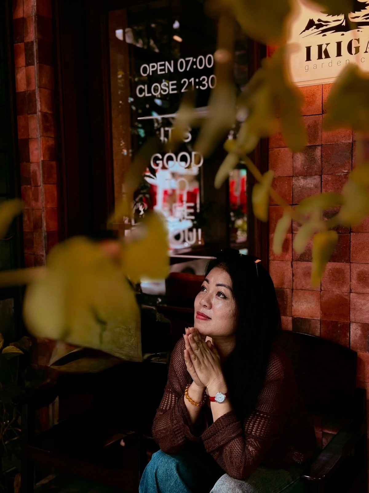 Ca sĩ Anh Thơ tận hưởng không khí của mùa thu Hà Nội. Ảnh: FB Anh Thơ