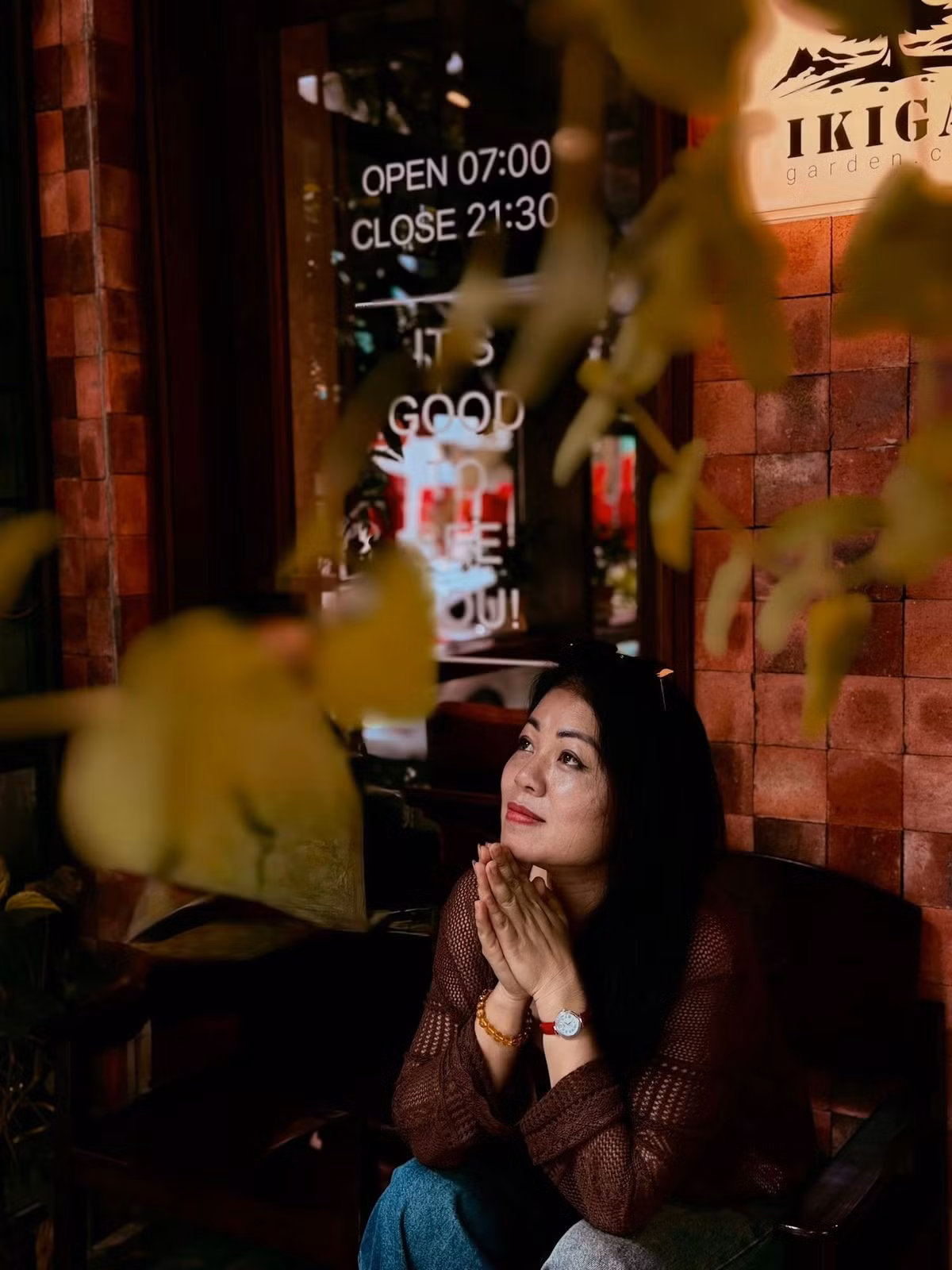 Ca sĩ Anh Thơ tận hưởng không khí của mùa thu Hà Nội. Ảnh: FB Anh Thơ