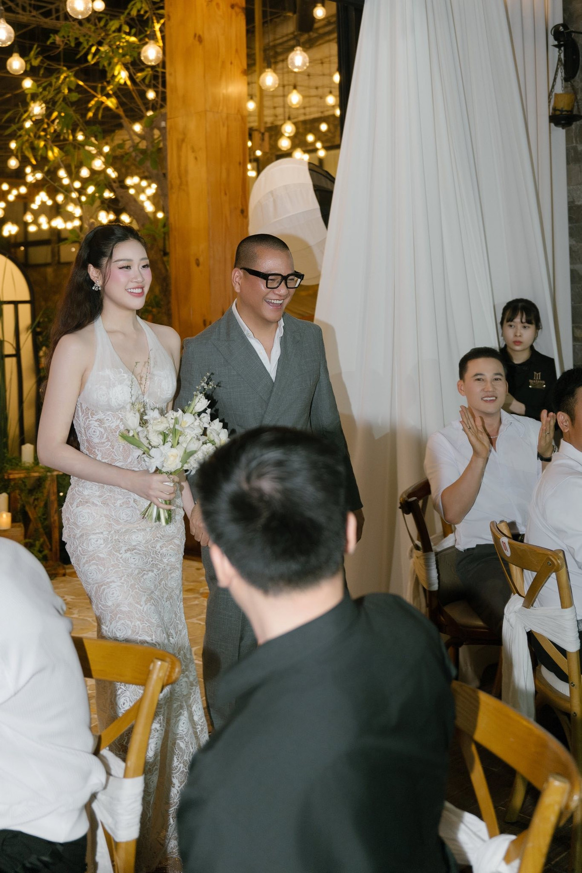 Nhan sắc của Khánh Vân trong ngày đặc biệt được nhiều người nhận xét “xinh hơn cả ngày cưới”.