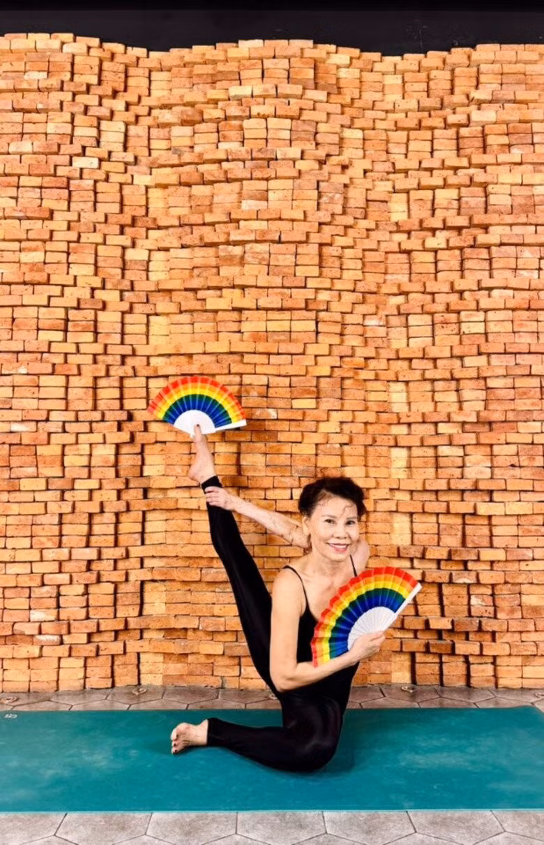 Việc duy trì vận động đều đặn, kỷ luật sinh hoạt khoa học cùng tinh thần sống tích cực đã giúp bà giữ được vóc dáng gọn gàng, khỏe khoắn theo thời gian.