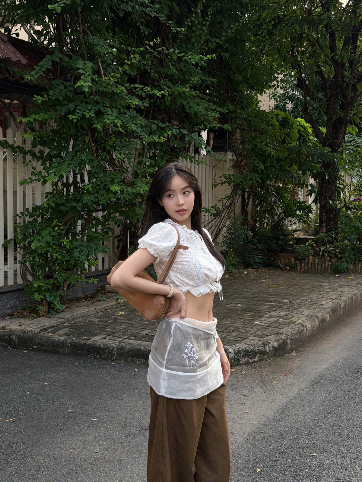 Hoa hậu Thanh Thuỷ khoe vòng eo thon khi xuống phố. Ảnh: FB Huỳnh Thị Thanh Thủy