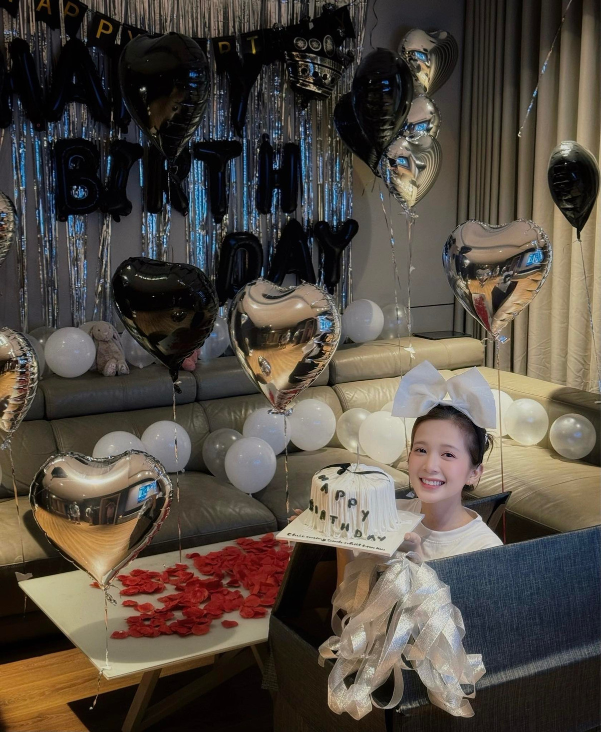 Ngọc Huyền trốn trong hộp quà, gây bất ngờ cho chồng sắp cưới Đình Tú nhân dịp sinh nhật. Ảnh: FB Nguyễn Đình Tú