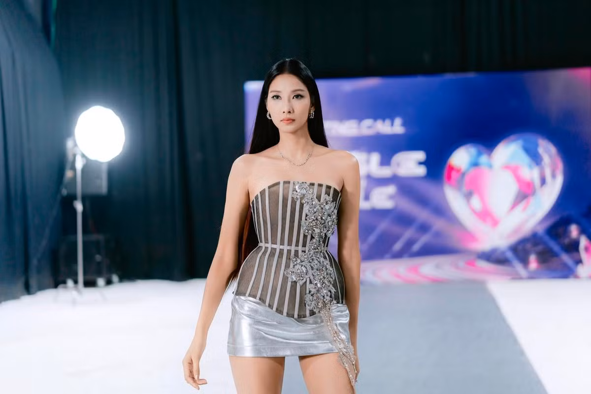 Ngoài đời, người đẹp thường xuyên khiến dân tình “đứng ngồi không yên” khi đăng tải những bộ ảnh sexy, tôn trọn hình thể quyến rũ và phong thái tự tin đặc trưng.