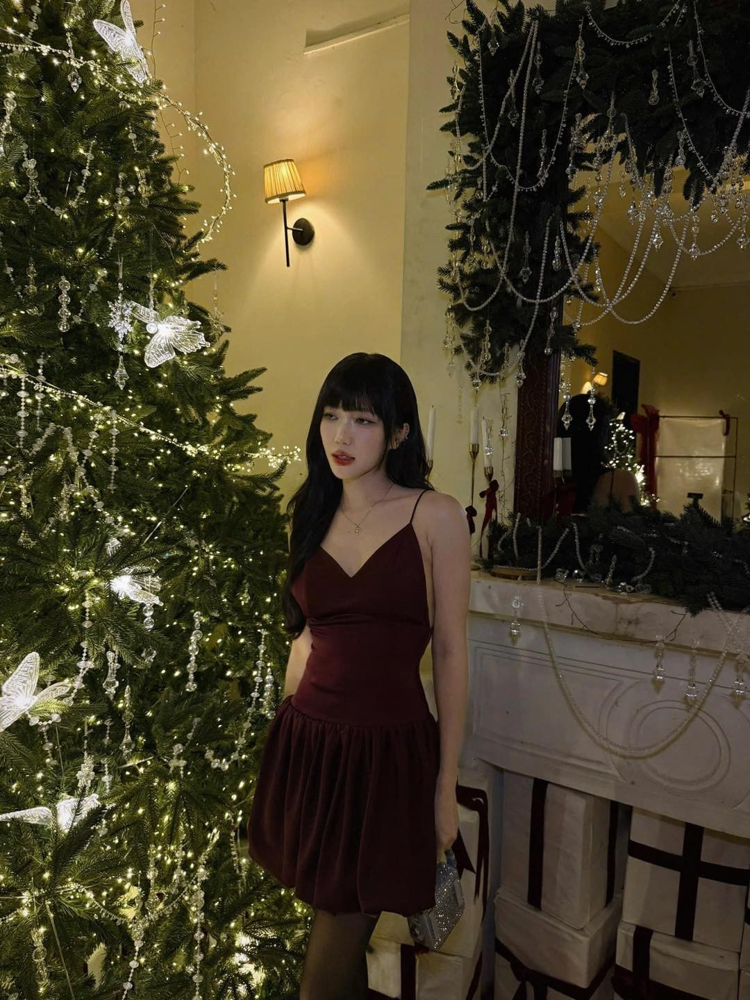 Diệu Nhi diện váy đỏ gợi cảm đi chơi Giáng sinh. Ảnh: FB Diệu Nhi