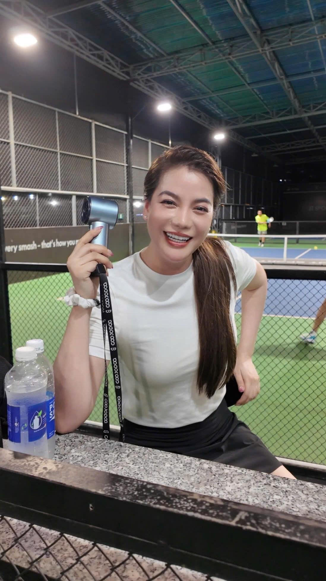 Tin tức sao Việt 21/5: Diễn viên Trương Ngọc Ánh vui vẻ khi ra sân chơi Pickleball. Ảnh: FB Trương Ngọc Ánh